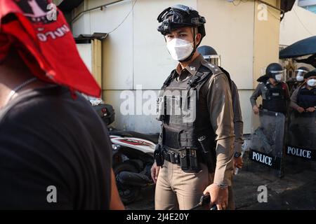 Bangkok, Thailand. 13. April 2022. Die Bereitschaftspolizei, die einen Schild hält, wacht um das Demokratiedenkmal herum und wurde von den Demonstranten mit Wasser bespritzt. (Bild: © Adirach Toumlamoon/Pacific Press via ZUMA Press Wire) Stockfoto