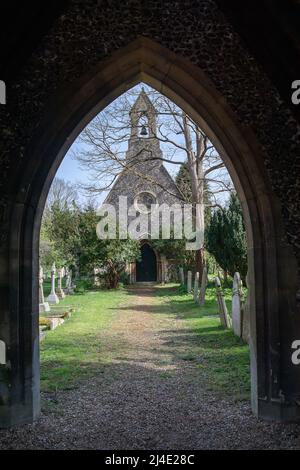 Eton, Windsor, Britannien. 14.. April 2022. Blauer Himmel durch einen Bogen an einer ehemaligen Kirche in Eton. Quelle: Maureen McLean/Alamy Live News Stockfoto