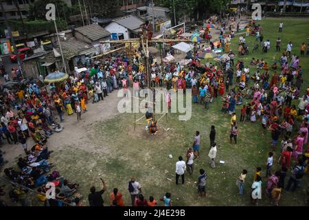 Kalkutta, Westbengalen, Indien. 14. April 2022. Die Menschen genießen das ''Chadak''-Ritual, das abgehalten wird, um den hinduistischen Gott Lord Shiva zu verehren, am Stadtrand von Kalkutta. (Bild: © Sudipta das/Pacific Press via ZUMA Press Wire) Stockfoto