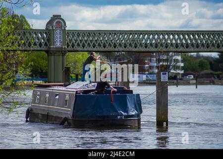 London, Großbritannien. 14. April 2022. Maisie Moors at the Grid und Steps, Strand-on-the-Green. Das Hausboot Maisie liegt am Grid und tritt in Strand-on-the-Green, Chiswick, London. Diese sind zum Austrocknen vorgesehen und auf kleinere Schiffe mit einer Länge von bis zu 25m, 9m Balken und einer Verdrängung von 200 Tonnen begrenzt. Die Port of London Authority erhebt £60 pro 24 Stunden oder einen Teil davon. Kredit: Peter Hogan/Alamy Live Nachrichten Stockfoto