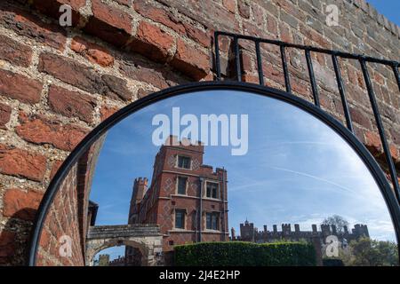 Eton, Windsor, Britannien. 14.. April 2022. Blauer Himmel und eine Spiegelung eines Gebäudes des Eton College. Quelle: Maureen McLean/Alamy Live News Stockfoto