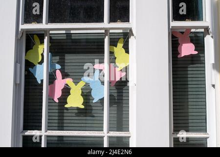 Eton, Windsor, Britannien. 14.. April 2022. Schöner Osterhase, der an einem warmen, sonnigen Tag in der Eton High Street vor einem Fenster steht. Quelle: Maureen McLean/Alamy Live News Stockfoto