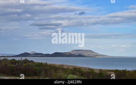 Blick auf den Plattensee und die Badacsony Hügel von Balatongyorok an einem bewölkten Frühlingstag Stockfoto