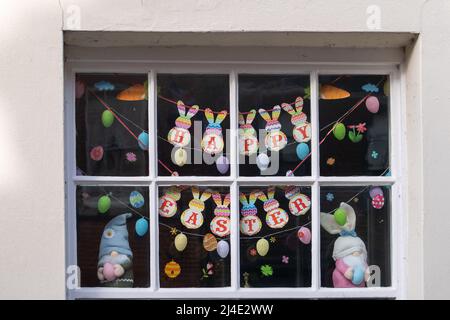 Eton, Windsor, Britannien. 14.. April 2022. Ein farbenfrohes Osterfest in einem Fenster in der Eton High Street. Quelle: Maureen McLean/Alamy Live News Stockfoto