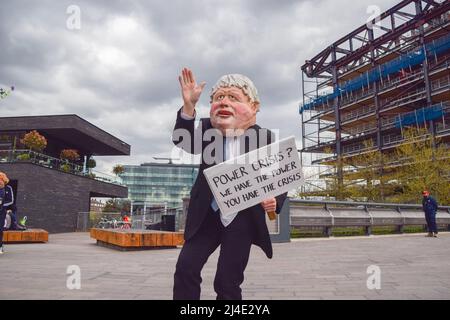 London, Großbritannien, 14.. April 2022. Ein Protestler, der eine Boris Johnson Maske auf dem Granary Square trägt. Extinction Rebellion Aktivisten veranstalteten einen "Outreach Day" in King's Cross, um sich mit der Öffentlichkeit zu befassen und die Regierung zu fordern, gegen die ökologische und Klimakrise zu wirken. Kredit: Vuk Valcic/Alamy Live Nachrichten Stockfoto