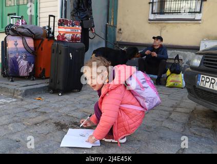 Przemysl, Polen. 13. April 2022. Ukrainische Flüchtlinge des kleinen Mädchens am Bahnhof von PrzemysÅ‚ (Foto: © Amy Katz/ZUMA Press Wire) Stockfoto