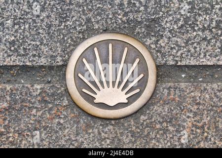 Die Muschel des Heiligen Jakobus - der Camino de Santiago in Nantes in der Nähe der Kathedrale von St. Peter und St. Paul Stockfoto
