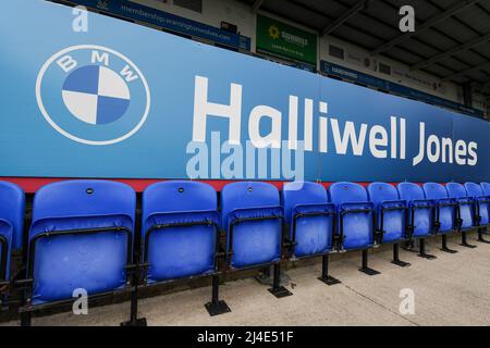 Warrington, Großbritannien. 14. April 2022. Das Halliwell Jones Branding im Halliwell Jones Stadium, dem Heimstadion der Warrington Wolves in Warrington, Großbritannien, am 4/14/2022. (Foto von Simon Whitehead/News Images/Sipa USA) Quelle: SIPA USA/Alamy Live News Stockfoto