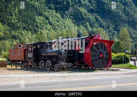 White Pass und Yukon Route Rotary Snow Plough No. 1, 1898 gebaut, und Eine Brooks 2-6-0 Dampflokomotive No. 52, beide restauriert und in Skagway Al zu sehen Stockfoto