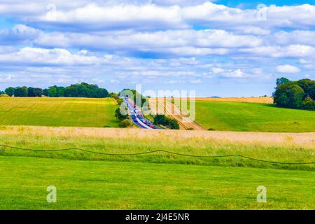 Salisbury Plain mit A303 Straße von Stonehenge aus gesehen in der südenglischen Grafschaft Wiltshire.August 2021 Stockfoto