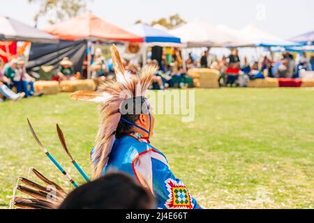 Malibu, Kalifornien, USA - 9. April 2022. Super. Indianer in voller Regalia gekleidet. Details von Regalia Nahaufnahme. Chumash Day Powwow und Inter Stockfoto