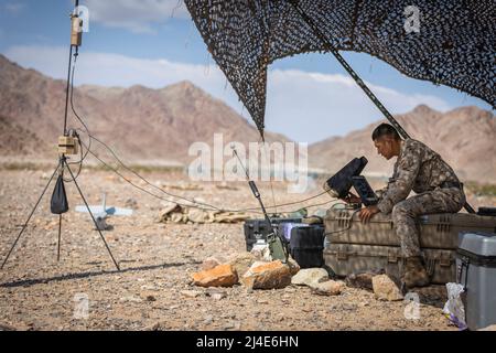 U.S. Marine Corps Lance CPL. Jose Mercado, ein Geheimdienstspezialist mit 1. Bataillons, 3D Marineinfanatiker, führt Überwachungsoperationen mit einem RQ-20 puma-System im Rahmen der Service Level Training Exercise 1-22 im Marine Corps Air Ground Combat Center Twentynine Palms, Kalifornien, 24. September 2021 durch. Neue und fortschrittliche Überwachungssysteme verbessern die Fähigkeit der 3D Marines, ihre Streitkräfte in einem expeditionellen und umkämpften Umfeld zu befehlmen und zu kontrollieren. Mercado stammt aus Stockton, Kalifornien. (USA Marine Corps Foto von CPL. Alexis Moradian) Stockfoto