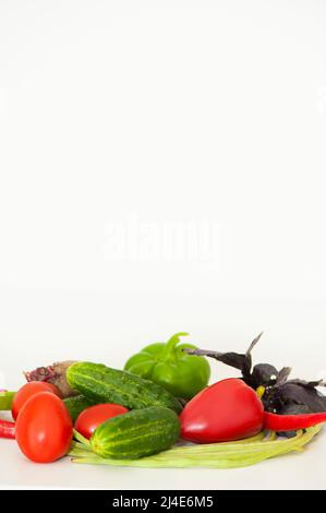 Verschiedene Gemüse auf weißem Hintergrund Stockfoto