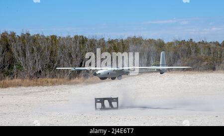 Ein unbemanntes Stalker-Flugsystem hebt während der Littoral Exercise II (LEX II) im Lager Lejeune, North Carolina, am 3. März 2022 ab. Während der LEX II versuchen Marineinfanteristen und Matrosen, ihre Fähigkeit zu üben, das Zwangsverhalten eines fiktiven Gegners zu entmutigen und direkt durch Abschreckung mit fortschrittlichen Technologiesystemen beizutragen. Die Division testete neue Taktiken und Trainings mit multidomänenübergreifenden Aufklärungs- und Gegen-Aufklärungsteams nach Force Design 2030. (USA Marine Corps Foto von Lance CPL. Ryan Ramsammy) Stockfoto