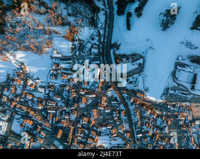 Luftaufnahme von Straßen und Stadtbild auf verschneite Landschaft im Winter Stockfoto