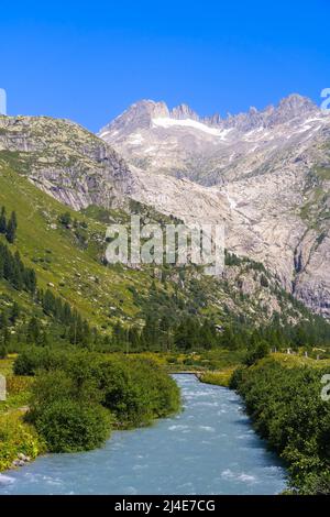 Rhone und Blick auf den Rhonegletscher vom Dorf Gletsch in der Schweiz Stockfoto