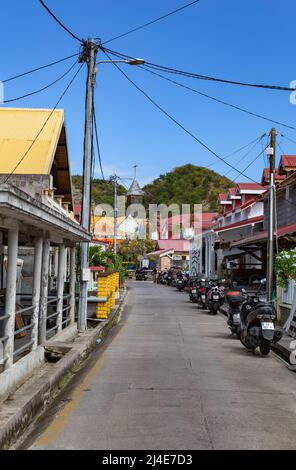 Straße in Le Bourg, Terre-de-Haut, Iles des Saintes, Les Saintes, Guadeloupe, Kleinere Antillen, Karibik. Stockfoto