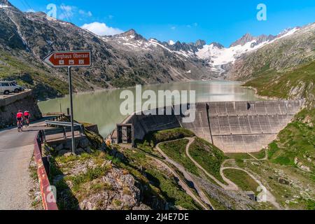 Oberaarsee, Schweiz - 13. August 2021: Der Oberaarsee ist der höchste Stausee im Quellgebiet der Aare des Kantons Bern in der Schweiz Stockfoto