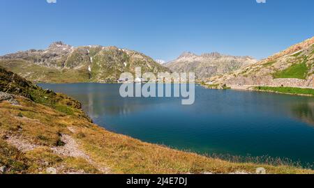 Totensee ist ein Stausee im Kanton Wallis am Grimselpass an der Grenze zum Kanton Bern in der Schweiz Stockfoto