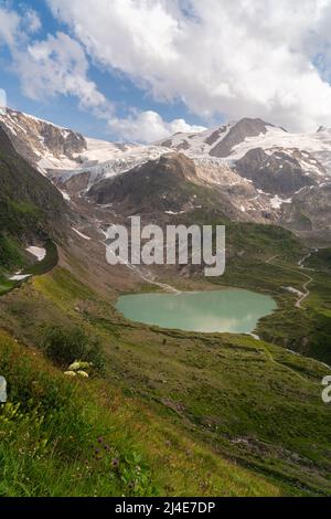 Der 2224 m hohe sustende Pass verbindet den Kanton Uri mit dem Kanton Bern. Die Passstraße ist 45 km lang und gehört zu den neueren in der Schweiz Stockfoto