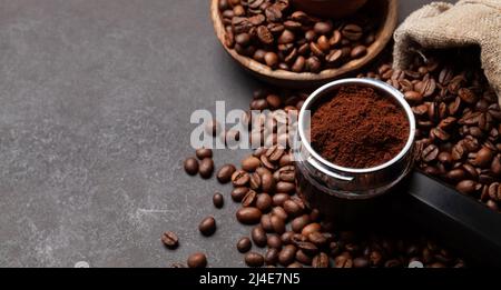 Geröstete Kaffeebohnen und gemahlener Kaffee im Filterhalter. Mit Kopierbereich Stockfoto