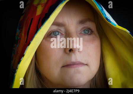 Frau in bunten Haube Tagträumen Stockfoto