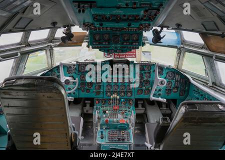 Kabine eines alten Passagierflugzeugs. Lenkrad und Bedienfeld. Pilotensitz. Hintergrund zum Luftverkehr. Kiew, Ukraine - 1. August 2021. Stockfoto