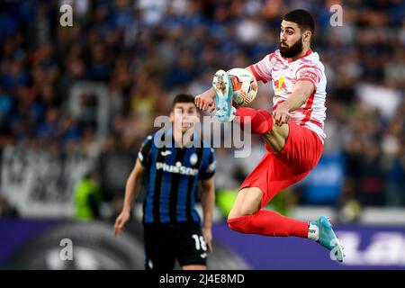 Bergamo, Italien. 14. April 2022. Josko Gvardiol von RB Leipzig kontrolliert den Ball während des UEFA Europa League-Viertelfinales der zweiten Etappe des Fußballspiels zwischen Atalanta BC und RB Leipzig. Kredit: Nicolò Campo/Alamy Live Nachrichten Stockfoto