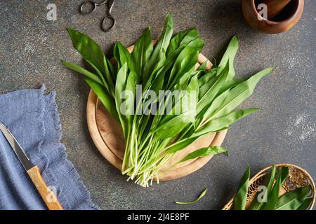 Bärlauch oder Allium ursinum frisch im Frühjahr geerntet, Draufsicht Stockfoto