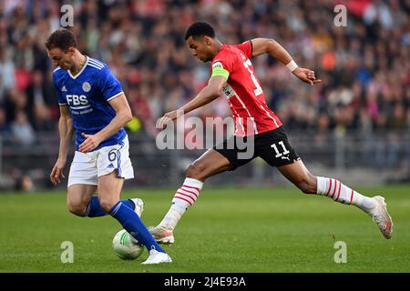 EINDHOVEN - (lr) Jonny Evans vom FC Leicester City, Cody Gakpo vom PSV Eindhoven während des Quartalsspiel der Conference League zwischen PSV und dem FC Leicester City am 14. April 2022 im Phillips-Stadion in Eindhoven, Niederlande. ANP OLAF KRAAK Stockfoto