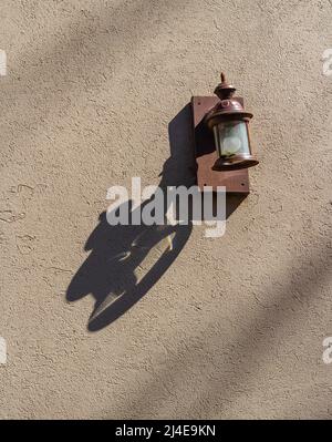 Eine alte hölzerne Straßenlampe an der Fassade des Hauses in der Altstadt. Außen. Selektiver Fokus, niemand. Stockfoto