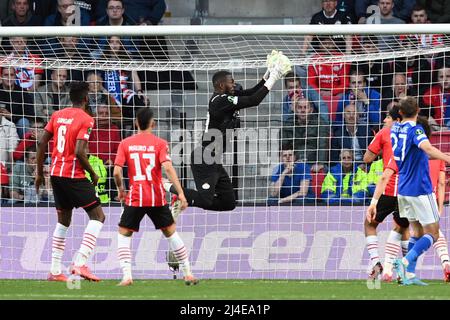 EINDHOVEN - PSV Eindhoven-Torwart Yvon Mvogo beim Viertelfinale der Conference League zwischen PSV und dem FC Leicester City am 14. April 2022 im Phillips-Stadion in Eindhoven, Niederlande. ANP OLAF KRAAK Stockfoto