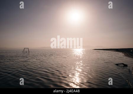 Salton Sea Beach Schaukel Bombay bei Sonnenuntergang. Hochwertige Fotos Stockfoto