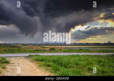 Polderlandschaft am niederländischen Flughafen Schiphol vom Land Art Park Buitenschot in Richtung Schiphol Center mit einem Flugsicherungsturm und zwei KLM A gesehen Stockfoto