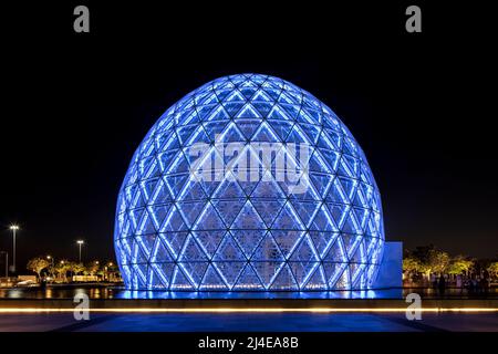 ABU DHABI, VEREINIGTE ARABISCHE EMIRATE - 21. Oktober 2021: Der Besuchereingang an der Sheikh Zayed Grand Mosque (SZGM) in Abu Dhabi. Stockfoto