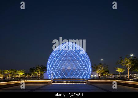 ABU DHABI, VEREINIGTE ARABISCHE EMIRATE - 22. Oktober 2021: Der Besuchereingang an der Sheikh Zayed Grand Mosque (SZGM) in Abu Dhabi. Stockfoto