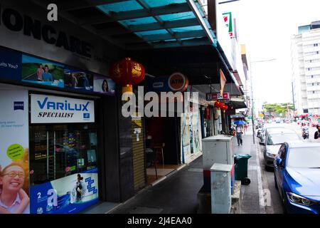 GEORGE TOWN, MALASIA – 31. JANUAR 2020 leerer Bürgersteig mit geschlossenen Geschäften und geparkten Autos Stockfoto