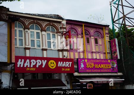 GEORGE TOWN, MALASIA – 31. JANUAR 2020 traditionelle Häuser im historischen Zentrum mit Werbetafeln Stockfoto