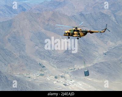 Die afghanische Luftwaffe und die Berater der Vereinten Air Power Transition Force führten mit dem Mi-17 Transporthubschrauber eine operative Schlingentransportladung nach Orgun-e durch, die 12.500 Fuß über dem Meeresspiegel flog und eine 3.200 kg große Kiste trug, Juli 1. Die Mil Mi-17 (NATO-Berichtsname: Hip) ist eine 1975 eingeführte sowjetisch konstruierte russische Militärhubschrauberfamilie (Mi-8M), die ab 2021 in zwei Fabriken in Kasan und Ulan-Ude produziert wird. Im russischen Dienst ist sie als Mi-8M-Serie bekannt. Stockfoto