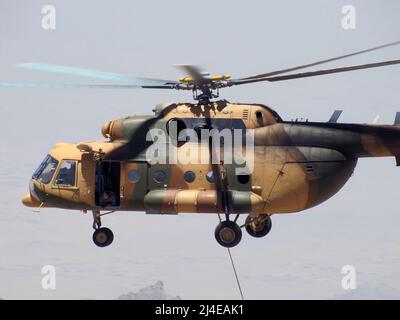 Die afghanische Luftwaffe und die Berater der Vereinten Air Power Transition Force führten mit dem Mi-17 Transporthubschrauber eine operative Schlingentransportladung nach Orgun-e durch, die 12.500 Fuß über dem Meeresspiegel flog und eine 3.200 kg große Kiste trug, Juli 1. Die Mil Mi-17 (NATO-Berichtsname: Hip) ist eine 1975 eingeführte sowjetisch konstruierte russische Militärhubschrauberfamilie (Mi-8M), die ab 2021 in zwei Fabriken in Kasan und Ulan-Ude produziert wird. Im russischen Dienst ist sie als Mi-8M-Serie bekannt. Stockfoto