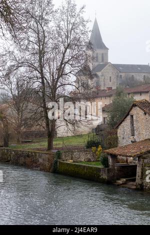 Katholische Kirche Eglise Saint Medard in Verteuil sur Charente, Wintertag, Frankreich Stockfoto