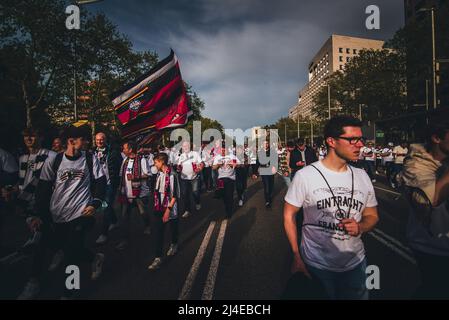 Barcelona, Spanien. 14. April 2022. Barcelona, . 14. April 2022: Fans von Eintracht Frankfurt rufen Slogans auf, als sie zum Europa League Quartel Final 2. gegen den FC Barcelona ins Camp Nou Stadium in Barcelona marschieren. Quelle: Matthias Oesterle/Alamy Live News Stockfoto