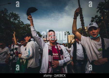 Barcelona, Spanien. 14. April 2022. Barcelona, . 14. April 2022: Fans von Eintracht Frankfurt rufen Slogans auf, als sie zum Europa League Quartel Final 2. gegen den FC Barcelona ins Camp Nou Stadium in Barcelona marschieren. Quelle: Matthias Oesterle/Alamy Live News Stockfoto