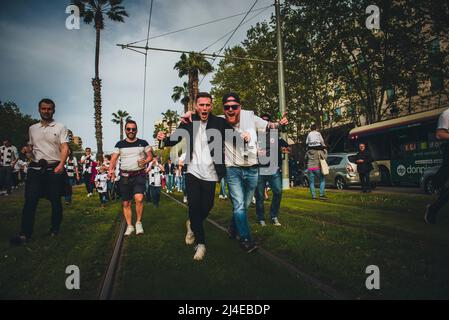 Barcelona, Spanien. 14. April 2022. Barcelona, . 14. April 2022: Fans von Eintracht Frankfurt rufen Slogans auf, als sie zum Europa League Quartel Final 2. gegen den FC Barcelona ins Camp Nou Stadium in Barcelona marschieren. Quelle: Matthias Oesterle/Alamy Live News Stockfoto