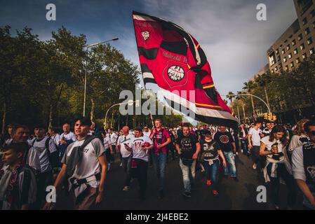 Barcelona, Spanien. 14. April 2022. Barcelona, . 14. April 2022: Fans von Eintracht Frankfurt rufen Slogans auf, als sie zum Europa League Quartel Final 2. gegen den FC Barcelona ins Camp Nou Stadium in Barcelona marschieren. Quelle: Matthias Oesterle/Alamy Live News Stockfoto