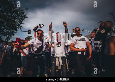 Barcelona, Spanien. 14. April 2022. Barcelona, . 14. April 2022: Fans von Eintracht Frankfurt rufen Slogans auf, als sie zum Europa League Quartel Final 2. gegen den FC Barcelona ins Camp Nou Stadium in Barcelona marschieren. Quelle: Matthias Oesterle/Alamy Live News Stockfoto