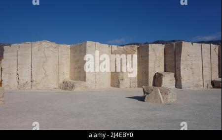 Alter Marmorsteinbruch im Norden Mexikos. Wand aus Travertin-Marmor in Cuatrocienegas Coahuila. Stockfoto
