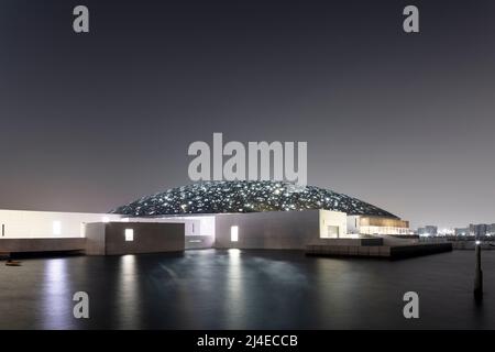 SAADIYAT ISLAND, ABU DHABI, VEREINIGTE ARABISCHE EMIRATE - 16. Oktober 2021: Der Louvre Abu Dhabi wurde vom Architekten Jean Nouvel auf der Insel Saadiyat entworfen. Stockfoto