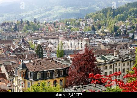 Luzern, Schweiz - 04. Mai 2016: Luftaufnahme der verschiedenen Gebäude zeigt die Dichte der Gebäude und die architektonische Vielfalt der Stadt Stockfoto