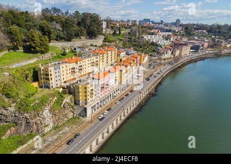 Porto, Portugal: 06. März 2022 - Blick auf das historische Zentrum von Porto mit dem Douro-Fluss zwischen Ribeira und Vila Nova de Gaia, nördlich von Portugal Stockfoto